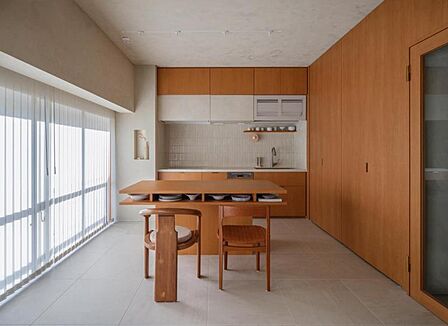 お天気が晴れの日は照明をつけなくても充分明るいリビングです!どこか落ち着きのある広々とした内装です!皆で過ごす空間が、目に浮かんでくる様な優しいリビングダイニングです!くつろいだり楽しい時間を是非!