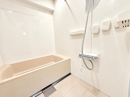 【浴室】ゆったりと寛げる広々バスで足を伸ばしてリラックス。 最新のユニットバスは設備も充実です。