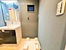 洗面：【洗面・脱衣所】ストレスフリーな広いランドリースペース。大きな洗濯機乾燥機もしっかりとおけます。