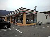 コンビニ「セブンイレブン戸倉店まで130m」