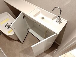 手洗いカウンター付きトイレです。すぐに手が洗えて便利ですね！