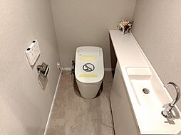 清潔で快適な温水洗浄機能付トイレです。シンプルで使い勝手がよく、お掃除も楽チンです。
