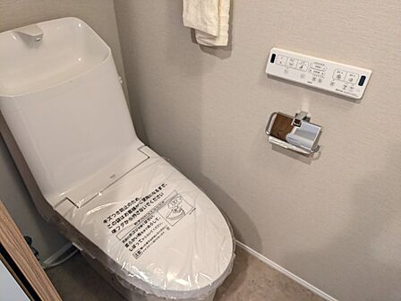 清潔で快適な温水洗浄機能付トイレです。シンプルで使い勝手がよく、お掃除も楽チンです。