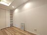 室内：白と木目を基調とした暖かみのある明るいお部屋です。どんな家具とも合わせられます。 