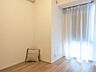 室内：白と木目を基調とした暖かみのある明るいお部屋です。どんな家具とも合わせられます。 