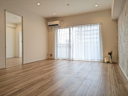 やわらかく、明るい陽の差し込む綺麗で清潔なリビングです。