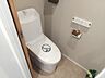 トイレ：清潔で快適な温水洗浄機能付トイレです。シンプルで使い勝手がよく、お掃除も楽チンです。 