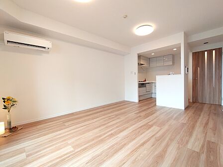 白と木目を基調とした暖かみのある明るいお部屋です。どんな家具とも合わせられます。