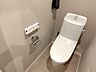 トイレ：清潔で快適な温水洗浄機能付トイレです。シンプルで使い勝手がよく、お掃除も楽チンです。 