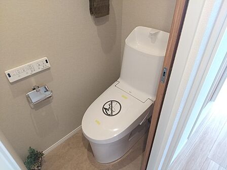 清潔で快適な温水洗浄機能付トイレです。シンプルで使い勝手がよく、お掃除も楽チンです。 