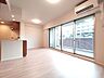 リビング/ダイニング：白と木目を基調とした暖かみのある明るいお部屋です。どんな家具とも合わせられます。 