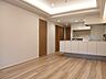 リビング/ダイニング：白と木目を基調とした暖かみのある明るいお部屋です。どんな家具とも合わせられます。 