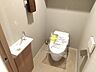トイレ：清潔で快適な温水洗浄機能付トイレです。シンプルで使い勝手がよく、お掃除も楽チンです。 