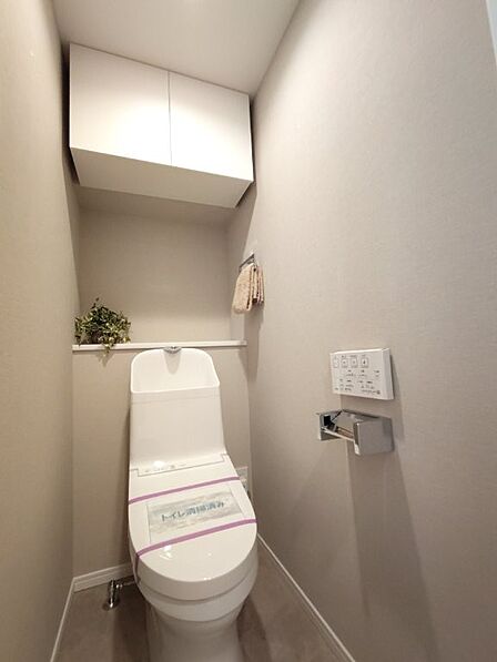 清潔で快適な温水洗浄機能付トイレです。シンプルで使い勝手がよく、お掃除も楽チンです。