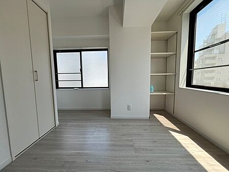 白と木目を基調とした暖かみのある明るいお部屋です。どんな家具とも合わせられます。