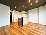 リビング/ダイニング：白と木目を基調とした暖かみのある明るいお部屋です。どんな家具とも合わせられます。 