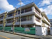 池田市立秦野小学校 122m