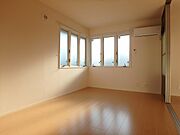 反転した間取りの室内写真です