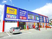ゲオ　川西山下店 323m