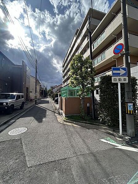 公園が近く、遊んでそのまま歩いて帰れる距離感が魅力的。小さなお子さんがいるご家族にも嬉しい♪