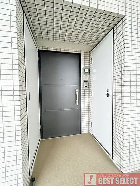 アルコーブあり。ドアの開閉時に部屋の中が見えないプライベートに配慮した造りです。