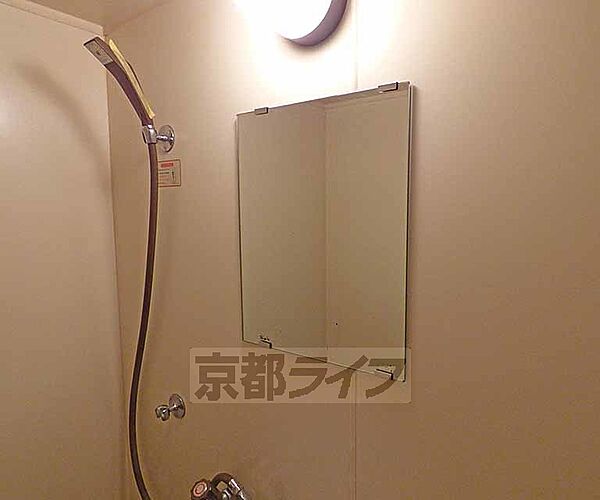 画像27:浴室内の洗面鏡です。