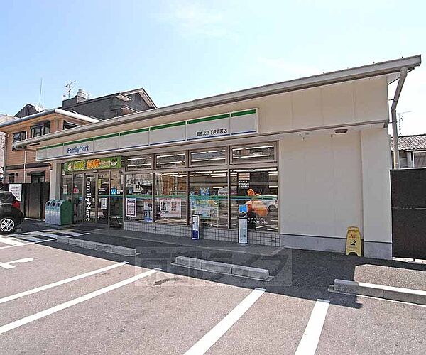 画像29:ファミリーマート智恵光院下長者町店まで240m 敷地内ガレージも広々。住宅街に立地します。