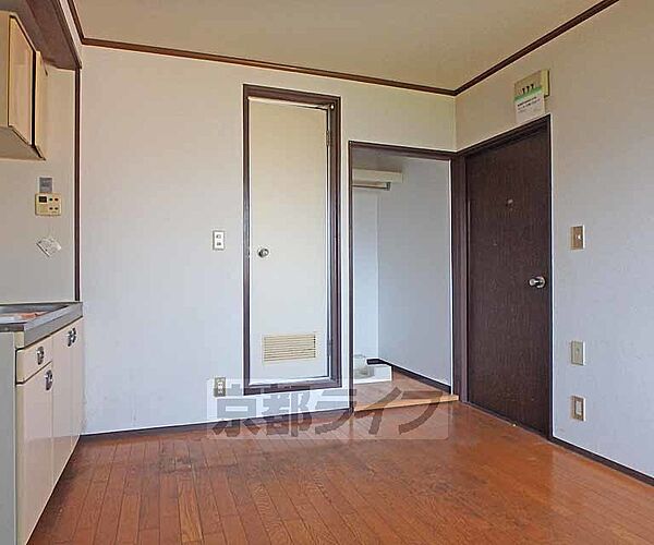 画像9:玄関です。扉からすぐ居室です。