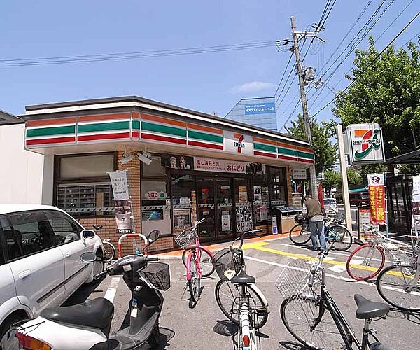 画像27:セブンイレブン京都堀川北大路店まで390m 堀川北大路の交差点。バス停も目の前でご利用しやすい立地です。