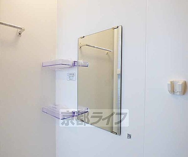 画像24:浴室には大きな鏡があります。