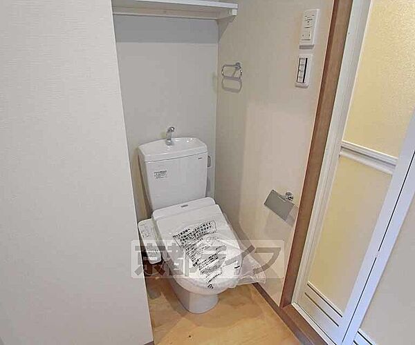 画像8:洗浄機能付きトイレです。