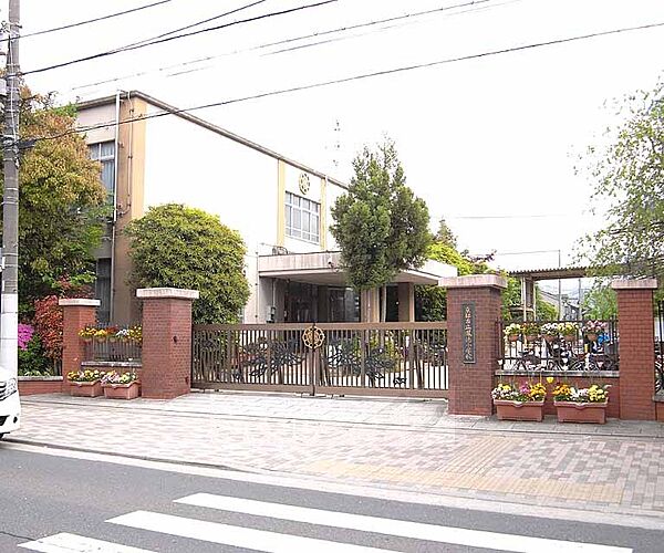 鳳徳小学校まで208m 堀川通に面した小学校。校庭も広いですよ。