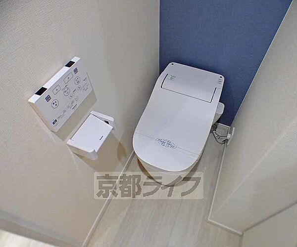 画像6:お洒落なタンクレストイレです。