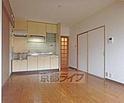 地下鉄松ケ崎駅から徒歩8分の北山通り沿いの物件です。北山通りが前面の南向きバルコニの日当たりの良い最上階のお部屋です。