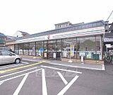 セブンイレブン嵯峨野店まで151m 三条通り沿いにあり、駐車場も広々