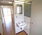 トイレの隣に独立洗面台があります