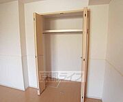 大容量の収納。ハンガーパイプ付いてます。