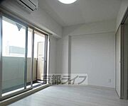 白で統一されたきれいなお部屋です