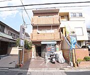 オレンジが印象的なマンションです。