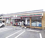 セブンイレブン 西院春日通六角店まで60m 品揃えも揃ったコンビニです。