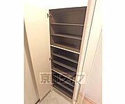 玄関横の靴箱収納です。