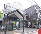京都中央信用金庫 桃山支店まで497m 御香宮の南側。桃山御陵駅からすぐです。栄えております。