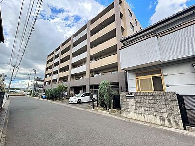 外観：車通りの少ない閑静な住宅地、のびのびした子育てに適します。 