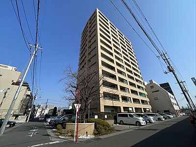 外観：ＪＲ宇都宮線「東大宮」駅東口徒歩3分、提携駐車場もあります。エステート白馬東大宮店までお気軽にお問い合わせください。 