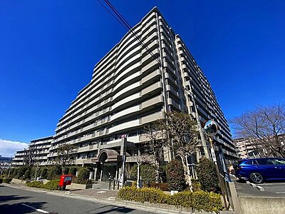 外観：ＪＲ宇都宮線「東大宮」駅東口徒歩3分、提携駐車場もあります。エステート白馬東大宮店までお気軽にお問い合わせください。 