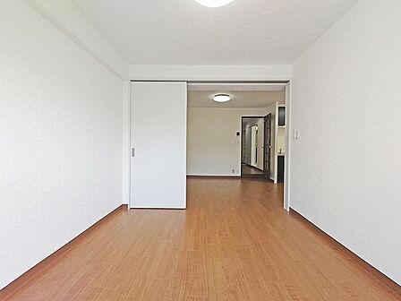 今からここを誰のお部屋にしようか、そんな洋室。