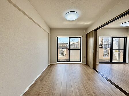 大きな窓から明るい日差しが差し込みます