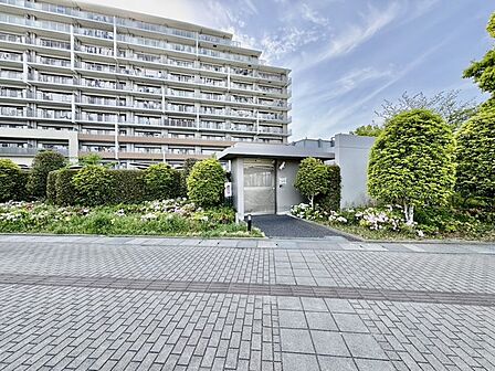 マンション敷地内の屋根付き駐輪スペース