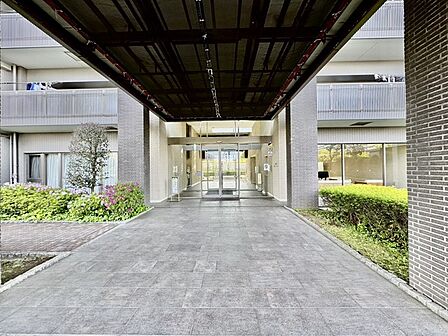 前面道路は歩道も整備され、小さなお子様にも安心です。