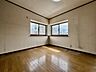 寝室：たっぷりの陽光に包まれる明るい住まい。 